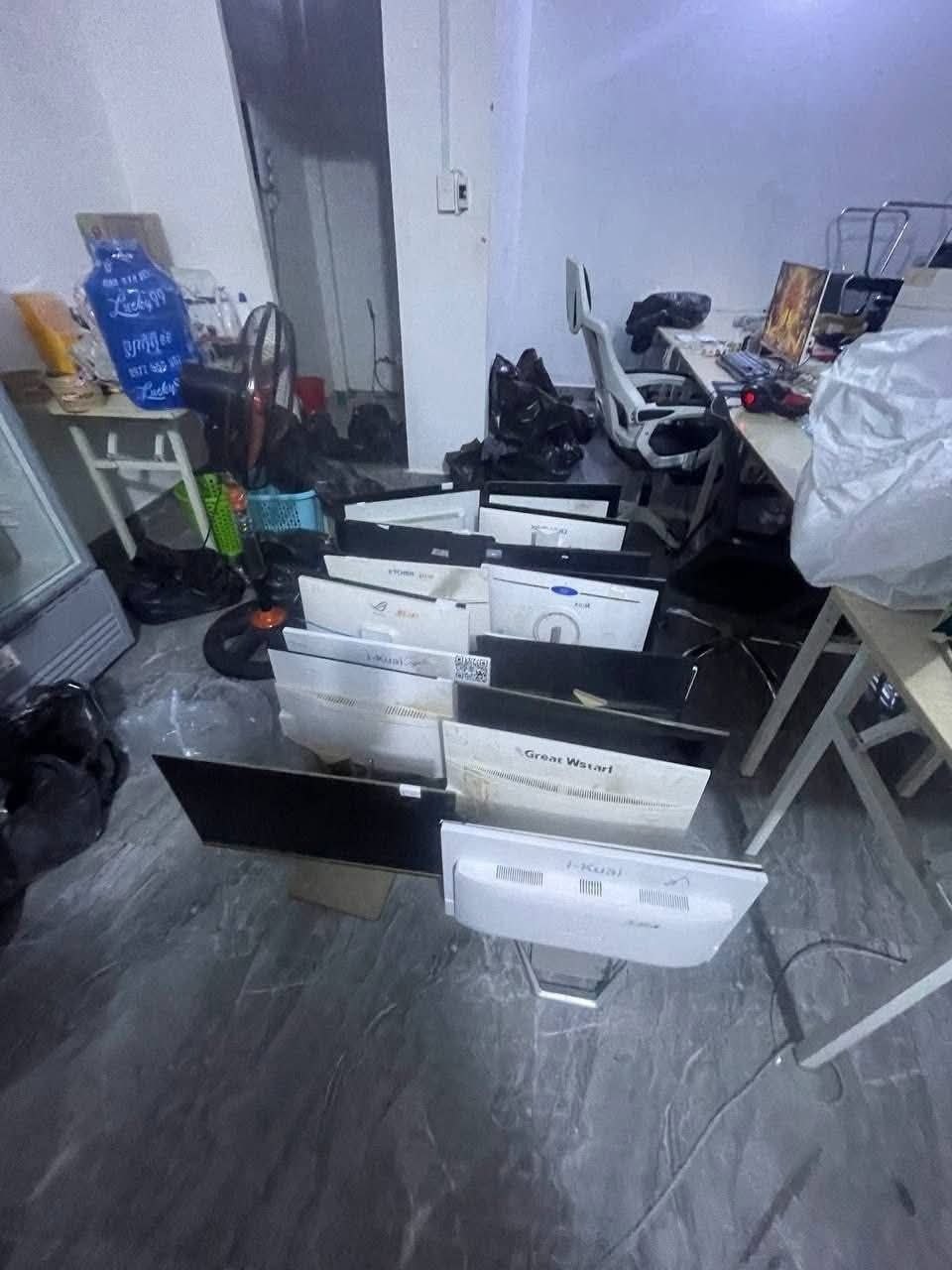 柬埔寨 巴唯特市昨天严厉打击3处地点的网络诈骗活动,逮捕89名嫌疑人并缴获大量证据