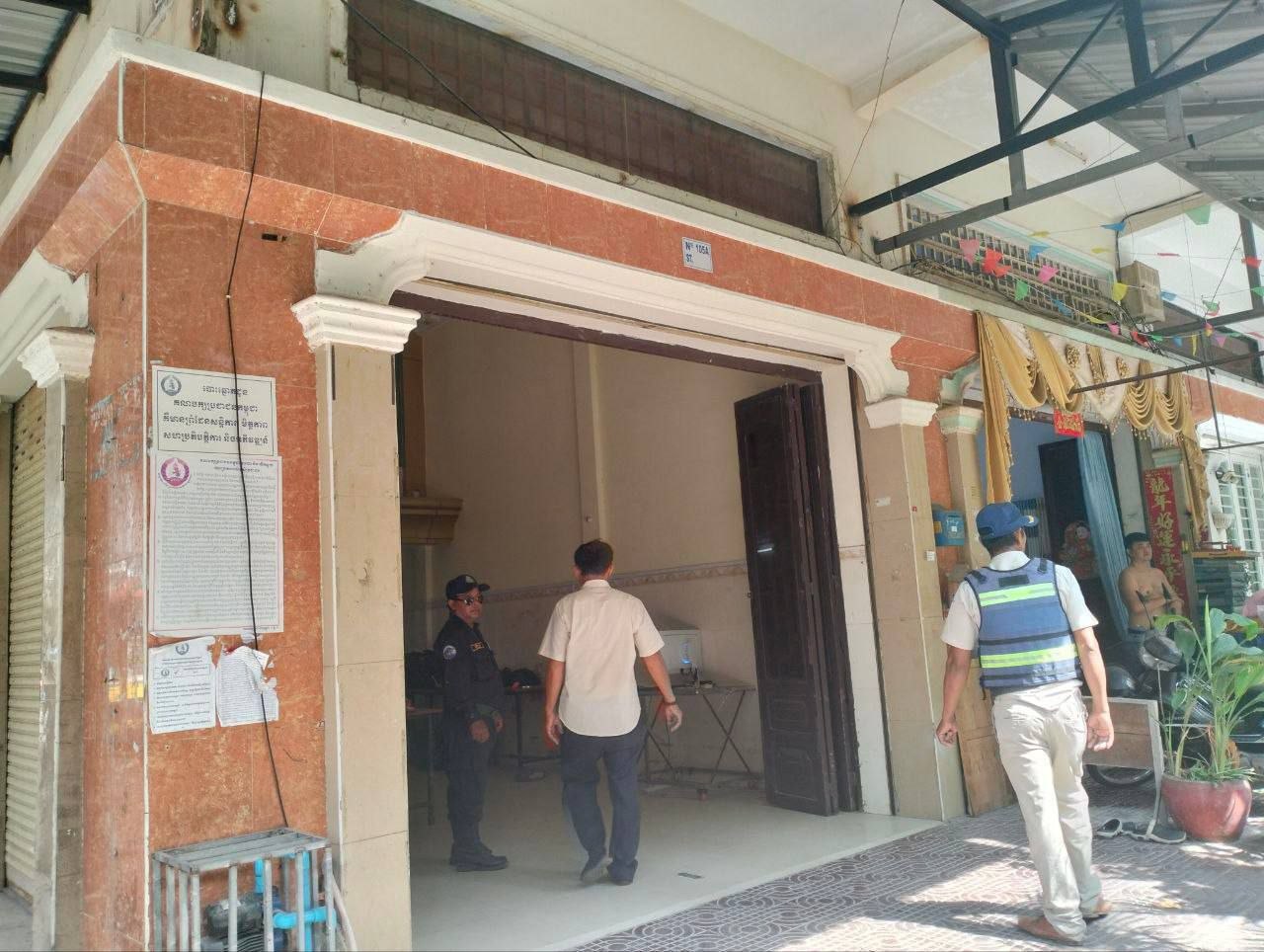 木牌大检查开始了 红灯笼市场后面排屋 有警察过去再查