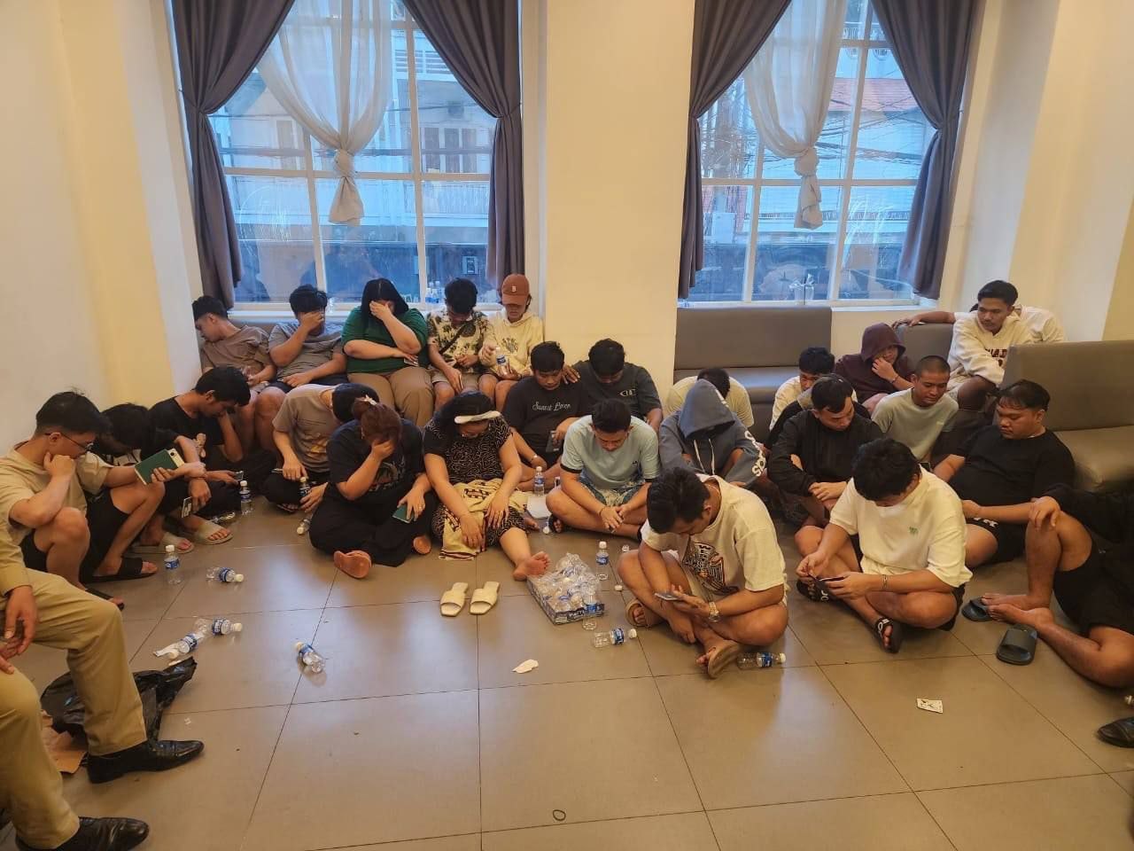 金边 9层酒店藏55名印尼人!警查获280部手机,专骗同胞搞“杀猪盘”