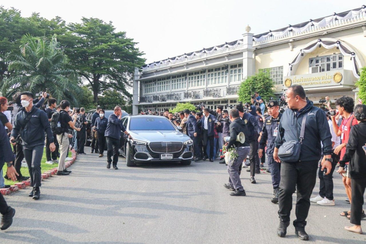 泰国新闻 他信出狱现场泪目相拥,支持者高呼万岁!