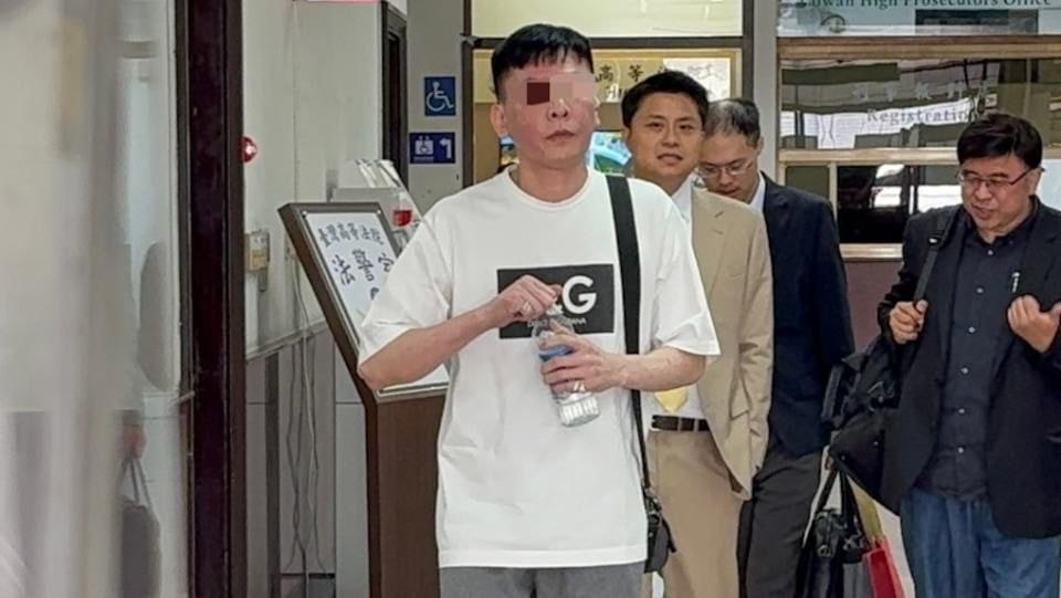国内新闻 诈骗中国人近亿一审判8年半!他被指“首脑”喊冤没犯罪 前成员控“警方逼供”