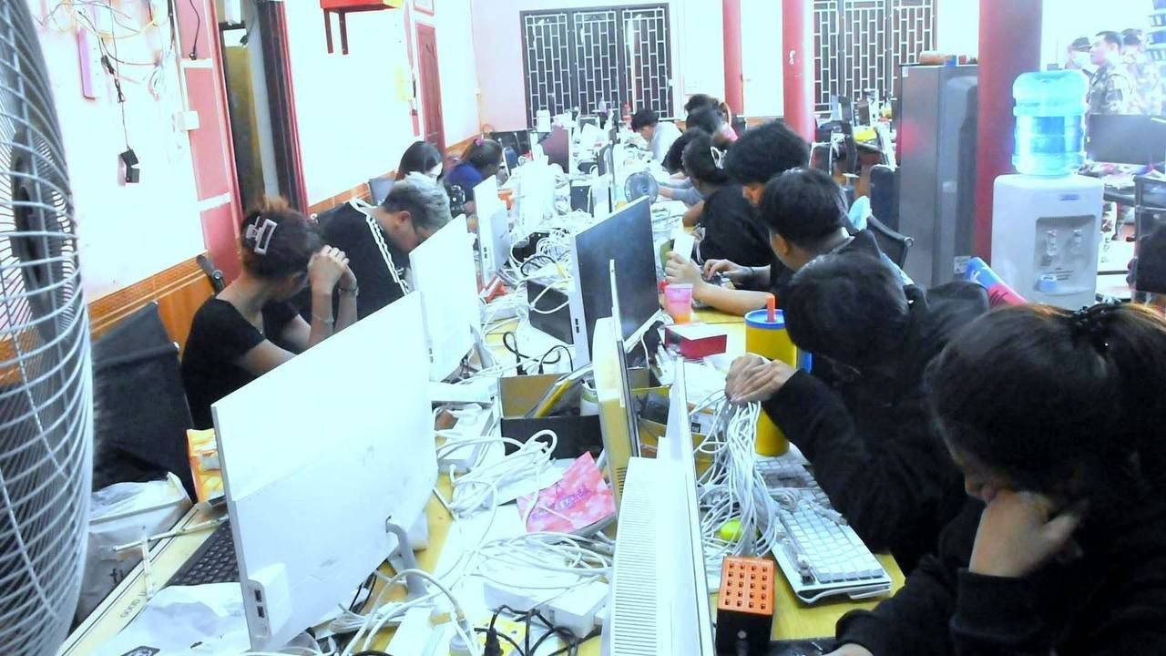 最新消息 🇱🇦老挝沙湾拿吉省警察局与省人民检察院合作,突击搜查了沙湾拿吉省凯山丰威汉县农皮村一家酒店,怀疑该酒店涉嫌计算机犯罪