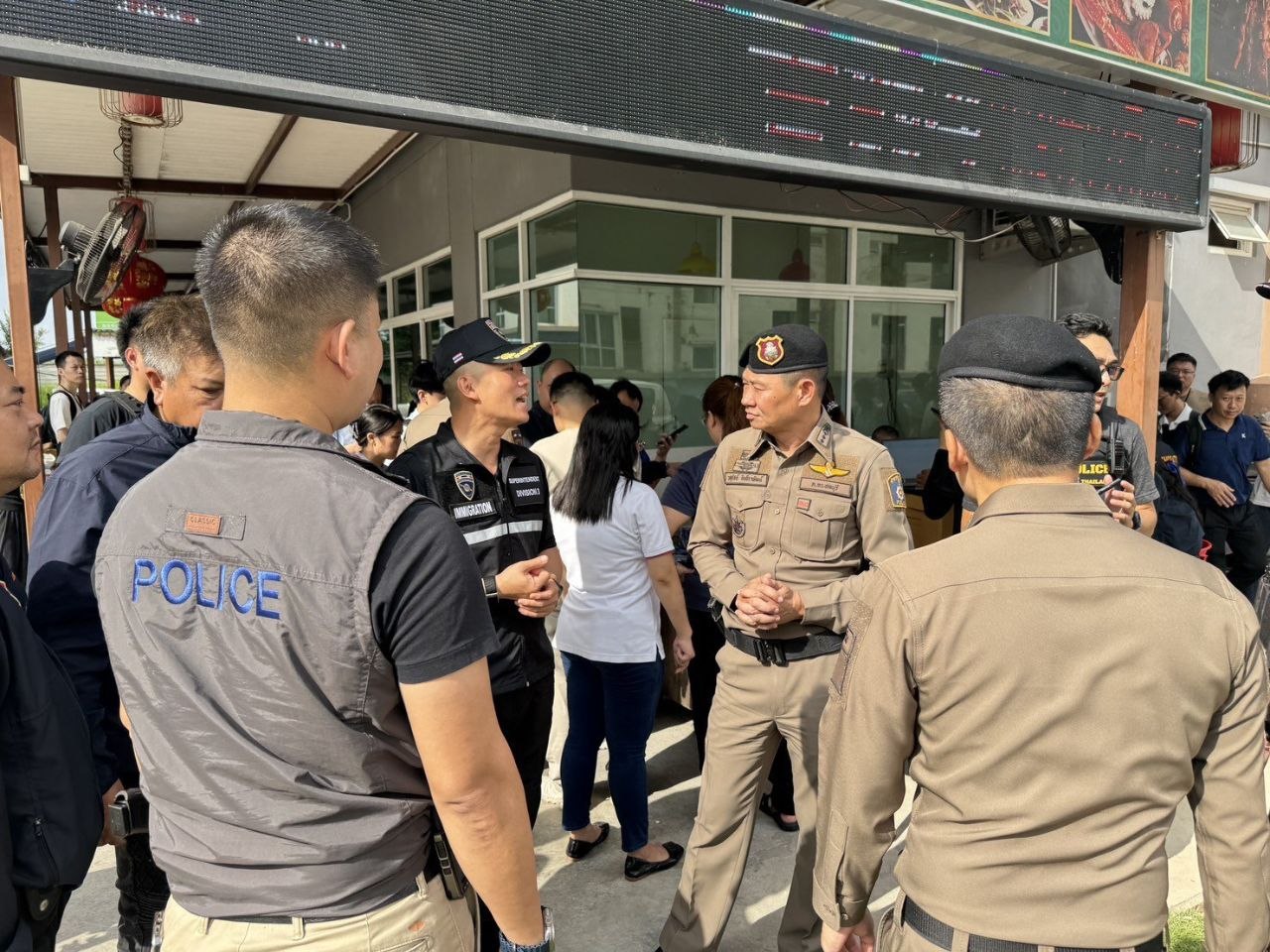 泰国新闻 #后续 泰国春武里“大扫荡”!136名中国人违规被查,博温“中国城”深夜遭突袭!