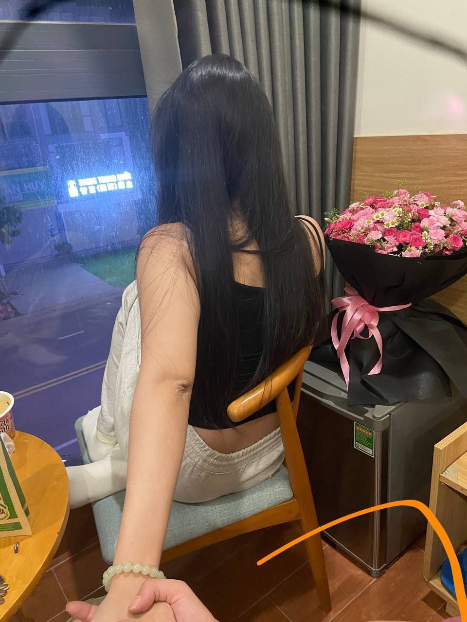 小姐姐爆料 我抓到他出轨了。在他生日那天,我已经给他准备好了礼物,他还答应下个月娶我。昨天是520我让他给我买份礼物时,他说没钱连20美金都没有,但他却有钱去开房间、给小三打电话还给她买了花.在一起快一年了我没花过他的钱一分钱就是他要我钱我也不介意,好了就是我自己太傻的。