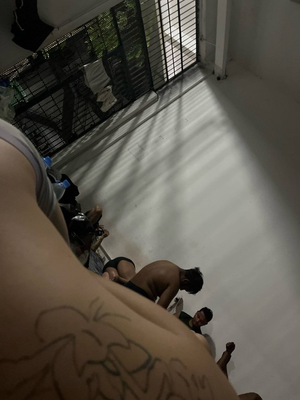 劝告那些还在敲键盘的同胞，能早点正常回国，就早点回去吧。我也不出意外的进来了，目前在移民局，还没去安置点。