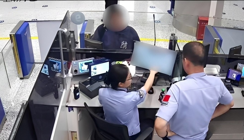国内新闻 18岁男孩独自转机柬埔寨,中国警察紧急拦截