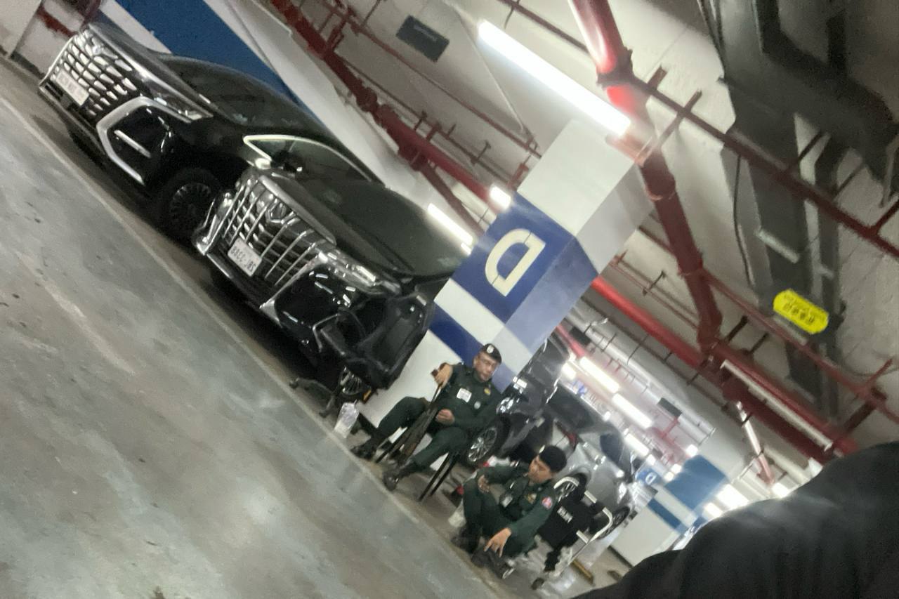 金边“富力小区” 情况不容乐观,昨晚十一点多的时候又来了一批增援的警察,今天宪兵就24小时住在富力了,现在整个小区都封锁了,刚刚在电梯口看到宪兵从楼上陆陆续续搬了很多电脑手机下来,应该是抓了不少人了现在。
