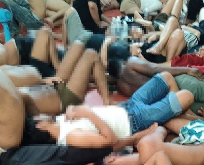 我是前天被抓到西港移民局的,因护照逾期问题,被他们定义为“非法滞留”。现在在移民局里面,过着生不如死的日子。