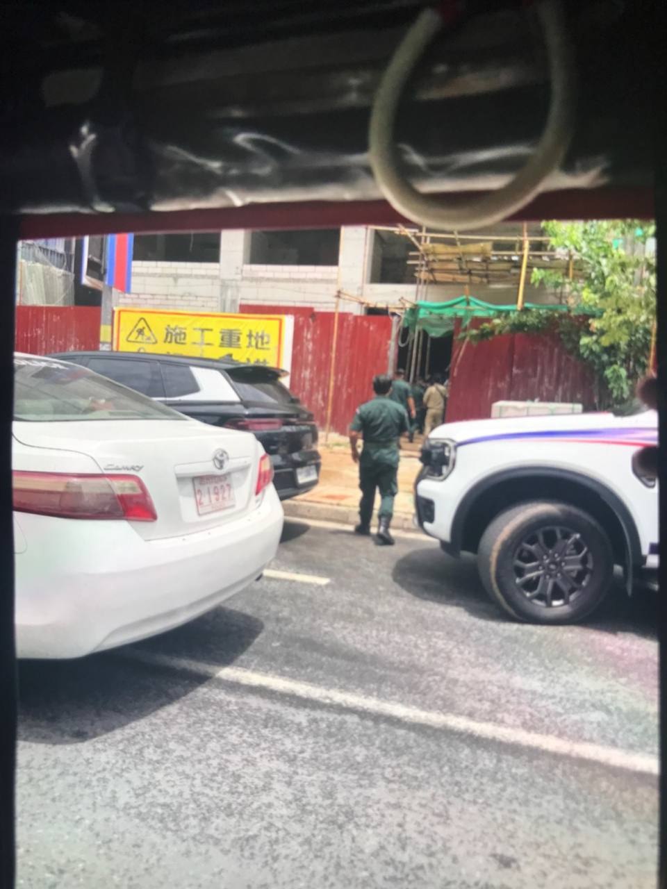 西港金沙华威旁边 烂尾楼里面进去了不少宪兵和警察