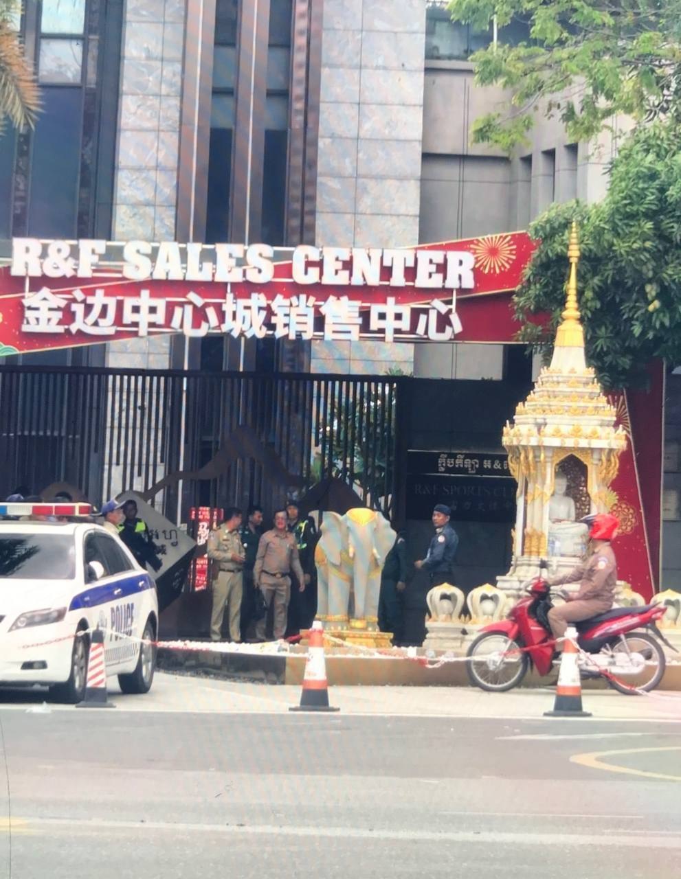 金边中心城售楼部这边目前有警察正在集合，现场看起来不只是普通巡查，疑似还有移民局相关人员一起参与行动。
